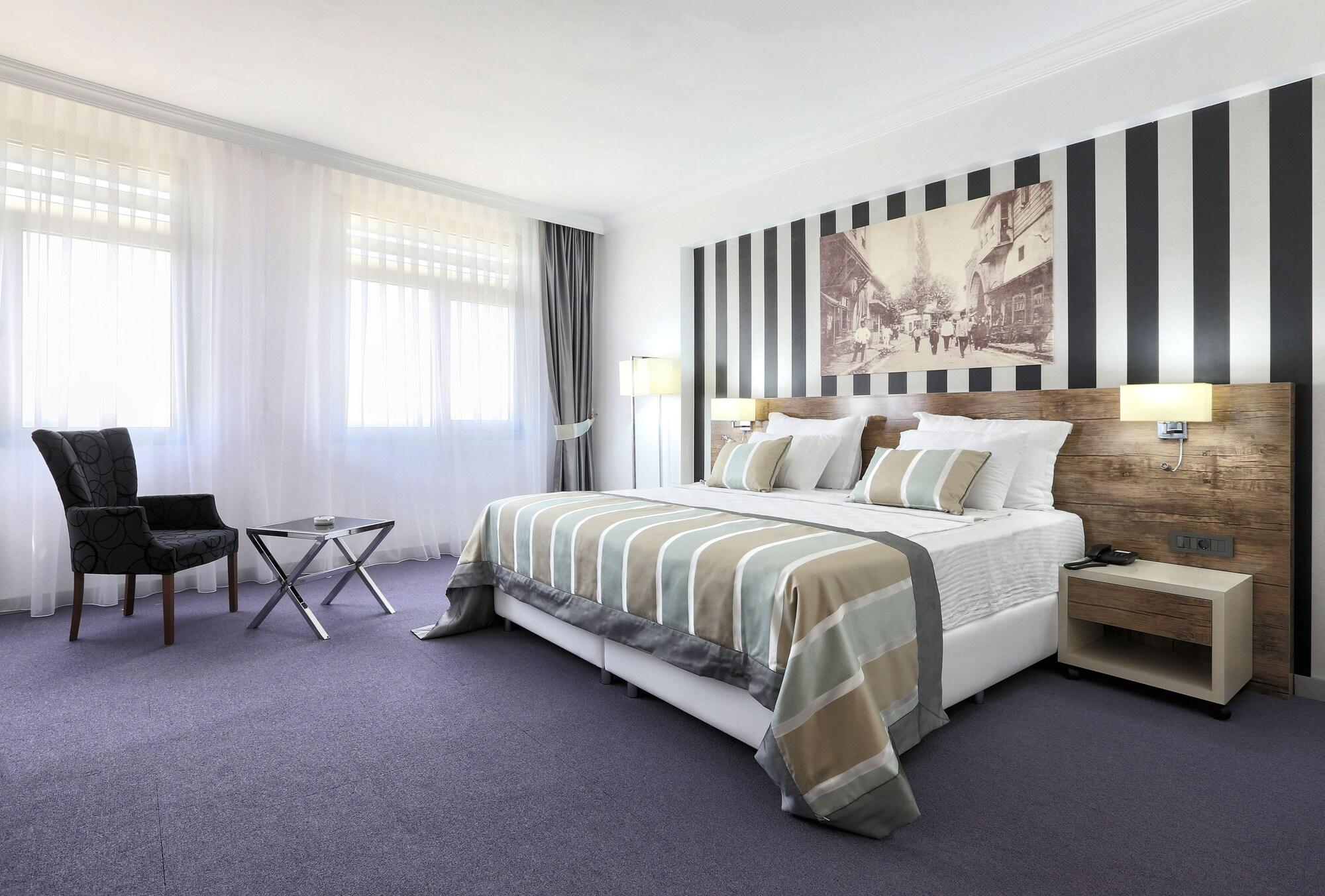 Ramada Hotel By Wyndham אודיירן מראה חיצוני תמונה