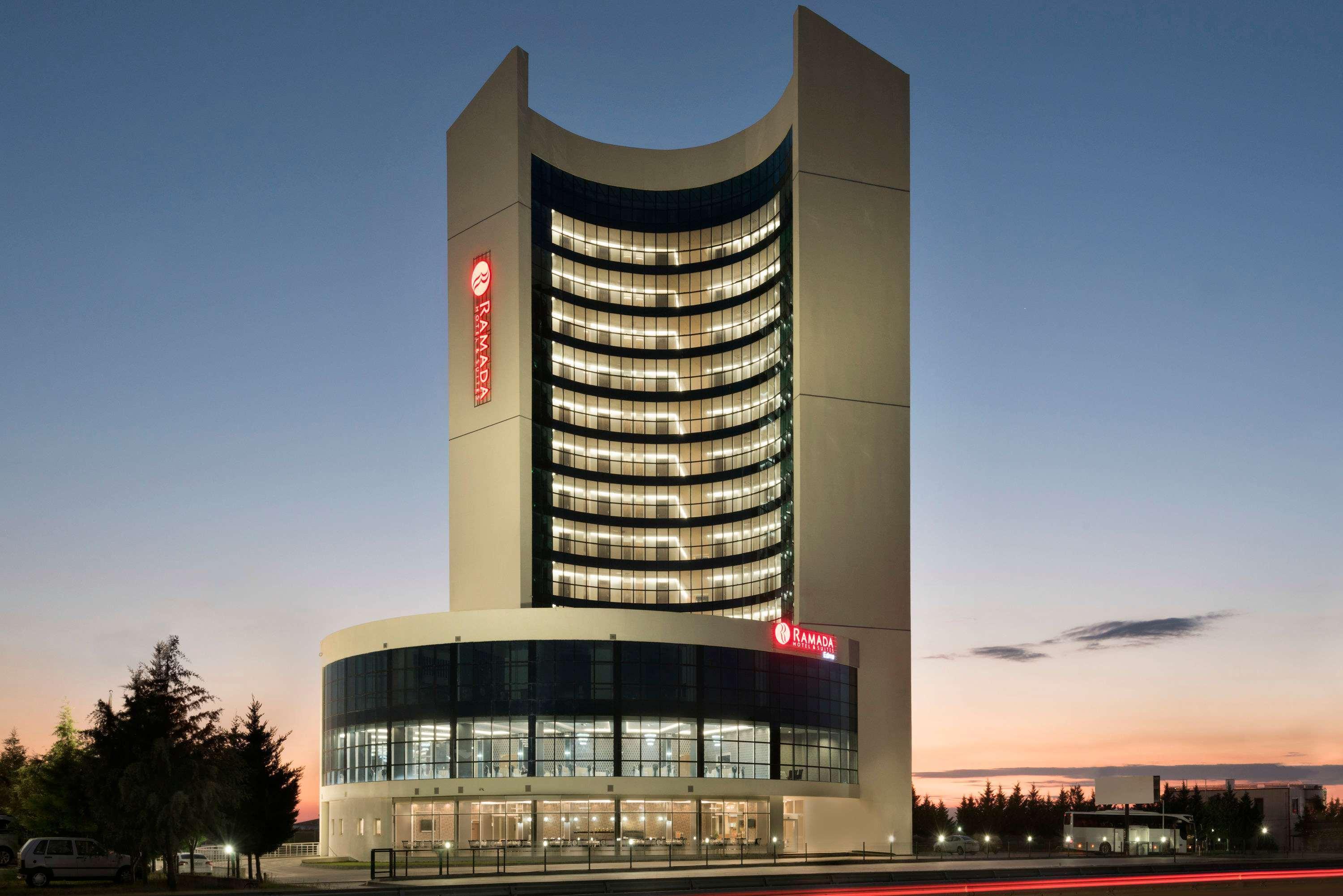 Ramada Hotel By Wyndham אודיירן מראה חיצוני תמונה